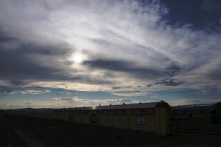 乌云下的建筑景观