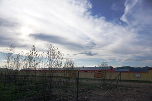 田野风光下的蓝天白云