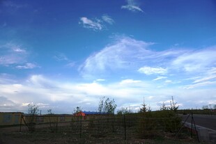蓝天旷野风景图