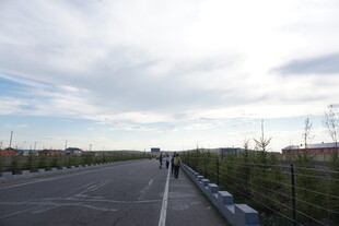 宽阔公路与蓝天白云景观