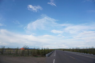 公路伸向蓝天边的风景