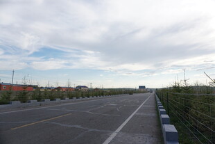 宽阔公路延伸向远方