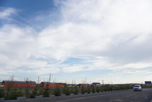 公路边的蓝天与远处建筑