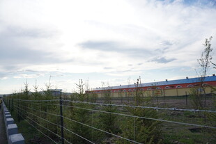 郊外工厂与围栏景观