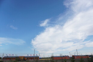 蓝天之下的城市天际线