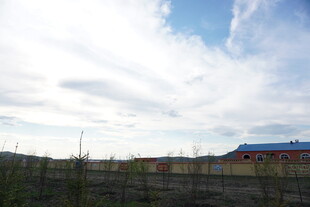 乡村田野边的蓝顶建筑