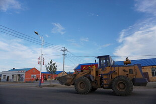 工地旁的大型装载机