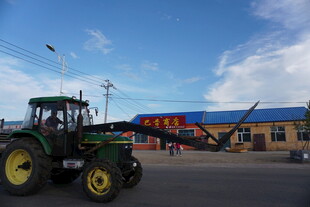 农田旁的绿色拖拉机