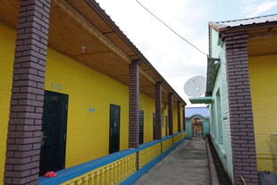 黄墙建筑间的狭窄通道