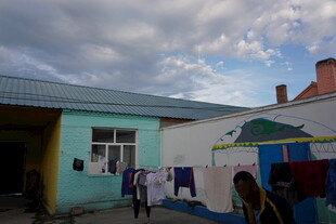 乡村小屋旁晾晒的多彩布