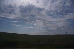 草原上空的多云景象