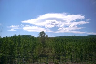 山林之上的蓝天白云