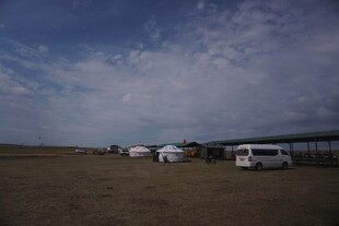 草原上的房车露营场景