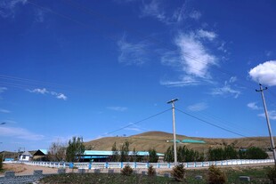 蓝天绿地间的户外景象