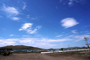 蓝天之下的开阔风景