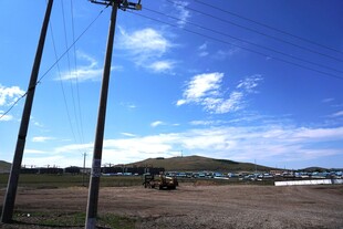 田野边的电线杆与蓝天