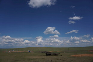 辽阔草原蓝天白云风景