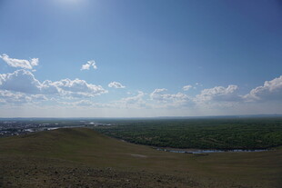 广阔草原上的晴朗天空