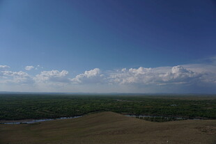 广袤原野上的蓝天与白云