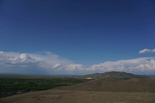 蓝天旷野间的悠然景致