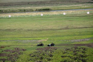 草原风光中的车辆与围栏