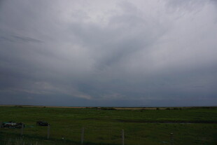 草原上空的厚重乌云