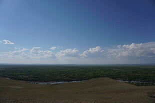 广袤原野上的蓝天与绿地