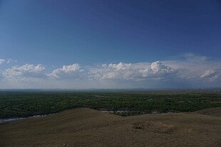 广袤原野上的蓝天与白云