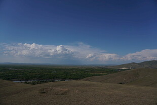 广袤草原上的蓝天白云