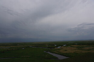 乌云笼罩下的广袤田野