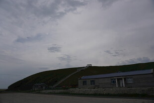 乡村路旁建筑与阴沉天空