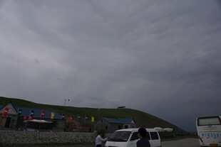 阴天户外的多彩帐篷场景