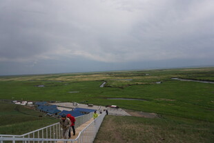 俯瞰草原与飞机的观景台