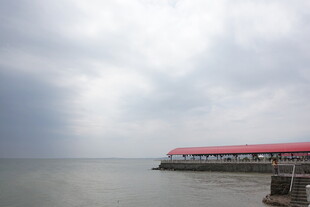 海边红顶建筑风景
