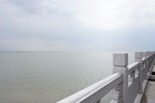 海边护栏旁的开阔海景