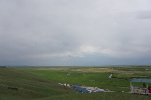 草原风光 远处云遮天际