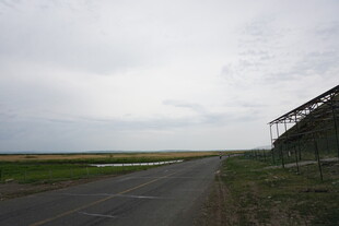 空旷公路延伸至远方