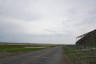 空旷公路旁的田野与设施