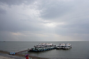 码头船只在阴云下的景象