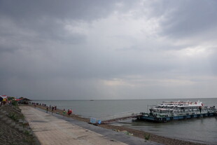 阴天海边码头景象