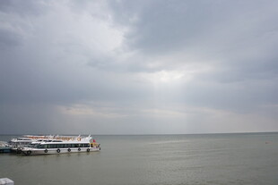 阴天下的码头与广阔水域