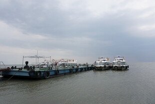 海上停泊的多艘船只