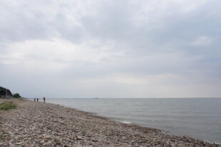 宁静的海边砾石滩景象