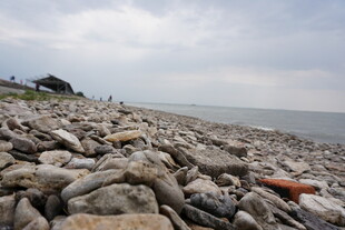 海边乱石滩风景