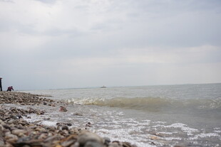 海边礁石 海浪翻涌