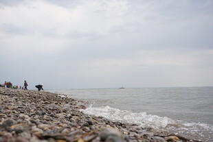 海边碎石岸 游人赏景处