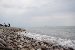 海边碎石滩 漫步赏海景