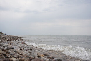 海边碎石滩 海浪轻拍岸