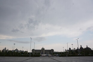 阴天时的空旷广场景象