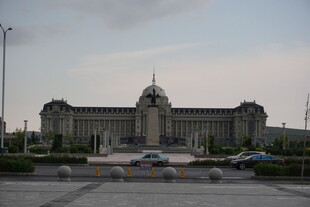 宏伟建筑前的开阔广场